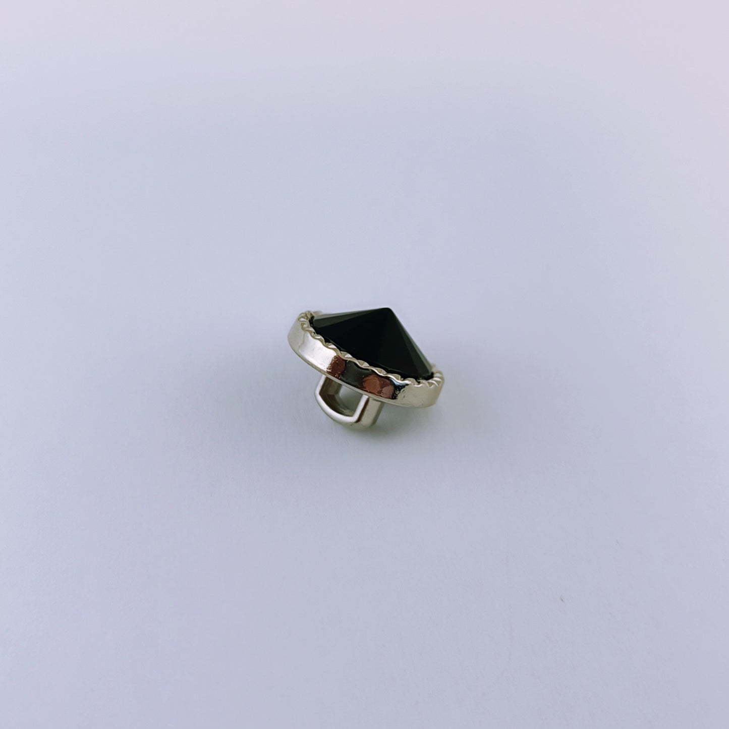 Plastknapp spiss, sølv og sort