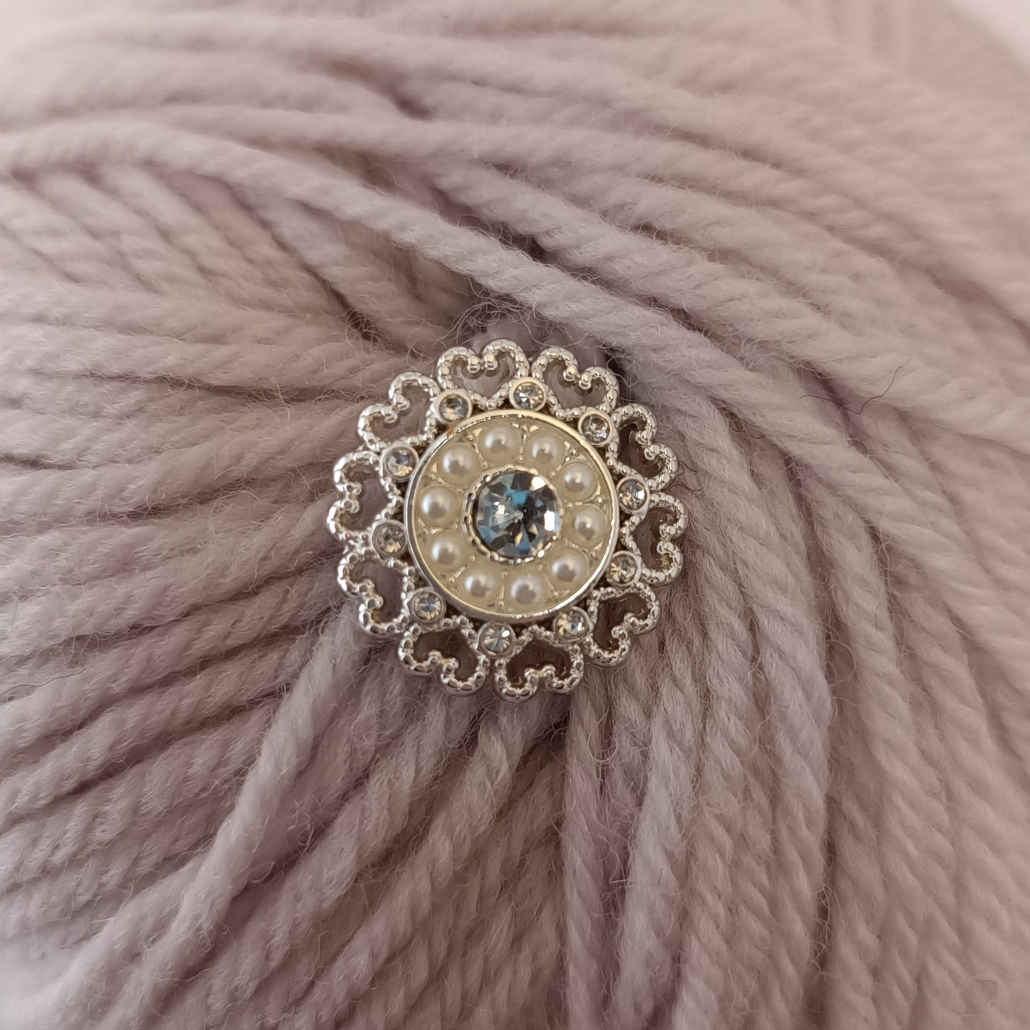 Metallknapp med perler - to farger